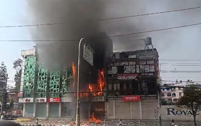 तीनकुनेको अवस्था तनावग्रस्त, व्यक्तिका घरमा तोडफोड र आगजनी