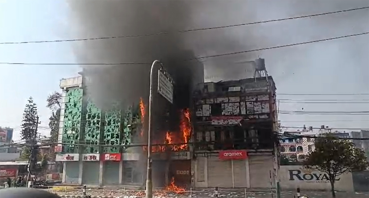 तीनकुनेको अवस्था तनावग्रस्त, व्यक्तिका घरमा तोडफोड र आगजनी