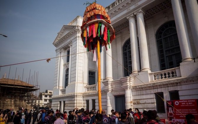 वसन्तपुरमा चीर ठड्याएसँगै यसवर्षको होली पर्व शुरू