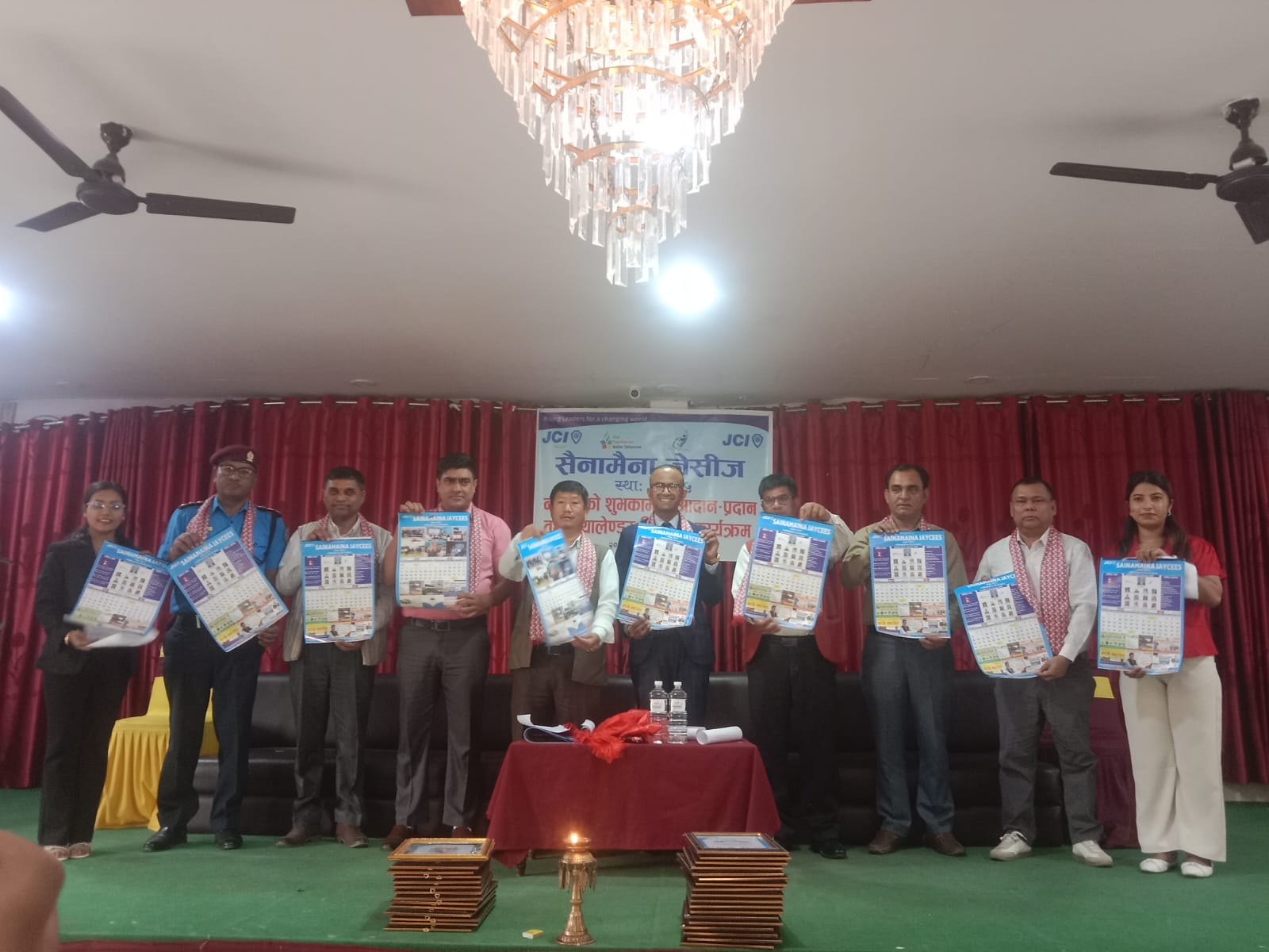 सैनामैना । सैनामैना जेसीजको आयोजनामा नयाँ वर्ष २०८२ को अवसरमा भित्तेपापात्रो (क्यालेन्डर) विमोचन तथा शुभकामना आदान–प्रदान कार्यक्रम भव्यतापूर्वक सम्पन्न भएको छ । कार्यक्रम सोमबार सैनामैना २ को बामरी पार्टी प्यालेसमा सम्पन्न भएको हो । कार्यक्रममा प्रमुख अतिथि पूर्वमन्त्री तथा नेकपा माओवादी केन्द्र लुम्विनी प्रदेश अध्यक्ष सुदर्शन बराल, विभिन्न राजनैतिक दलका प्रतिनिधिहरु पुर्व अध्यक्ष, अध्यक्ष सल्लाहकार सैनामैना जेसीजका पदाधिकारीहरूको उपस्थितिमा भित्तेपात्रोे विमोचन गरिएको हो । भित्तेपात्रो विमोचनसँगै नयाँ वर्षको उपलक्ष्यमा शुभकामना आदान–प्रदान गरिएको थियो । कार्यक्रममा विभिन्न सामाजिक संघ–संस्था, स्थानीय निकायका प्रतिनिधिहरू, पत्रकार, युवा तथा नागरिक समाजका अगुवाहरूको उल्लेखनीय उपस्थिति रहेको थियो । सैनामैना जेसीज वर्ष २०२५ का अध्यक्ष गोविन्द खरेलले सम्पूर्ण अतिथि तथा सहभागीहरूलाई धन्यवाद दिँदै आगामी दिनहरूमा समेत जेसीज सैनामैनाको गतिविधिमा साथ र सहयोगको अपेक्षा व्यक्त गर्नुभयो । कार्यक्रम सस्थाका महासचिव गोपाल भण्डारीको सहजीकरणमा सम्पन्न भएको हो ।