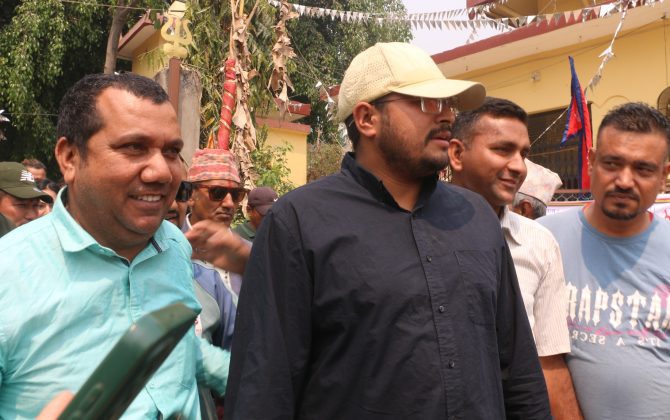 धम्कीपूर्ण शैलीमा प्रवक्ता शाहीले भने : संयमित नभए प्रहरीका परिवारसमेत खोज्छौं (भिडियो)