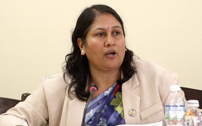 काठमाडौँ । शिक्षक आन्दोलन पेचिलो भइरहेका बेला शिक्षामन्त्री विद्या भट्टराईले राजीनामा दिएकी छिन्। उनले प्रधानमन्त्री केपी शर्मा ओलीलाई आज बालुवाटारमा भेटेर राजीनामा बुझाएकी उनकी स्वकीय सचिव अपेक्षा निराैलाले जानकारी दिइन्। शिक्षकहरू २० दिनदेखि सडक आन्दोलनमा गरिरहेका छन्। उनीहरुको माग सम्बोधन गर्न सकस भइरहेका बेला उनको राजीनामालाई अर्थपूर्णरुपमा हेरिएको छ।