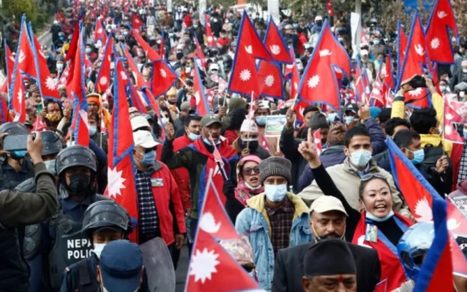 काठमाडौँ । राजावादीहरूले आउँदो जेठ १५ गतेदेखि राजसंस्था ल्याउन अनिश्चितकालीन आन्दोलन गर्ने घोषणा गरेका छन्। बिहीवार काठमाडौँमा पत्रकार सम्मेलनमार्फत संयुक्त जनआन्दोलन समितिका संयोजक नवराज सुवेदीले जेठ १५ गतेदेखि अनिश्चितकालीन आन्दोलन गर्ने घोषणा गरेका हुन्। उनले नै आन्दोलनको नेतृत्व लिने भएका छन्। उनले आन्दोलन भने शान्तिपूर्ण हुने जनाए। भद्र अवज्ञा र सत्याग्रह पनि हुने उनले बताए। निरकुंशता र सर्वसत्तावादको अन्त्य गरी जनतामा निहित सार्वभौमसत्ता र जनताको निर्णायकत्वलाई थप सुदृढ तुल्याई जनतालाई व्यवहारिक रूपमा देशको मालिक भएको अनुभूति दिलाउनु आन्दोलनको मुख्य उद्देश्य रहेको पनि उनले बताए।