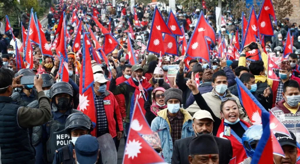 काठमाडौँ । राजावादीहरूले आउँदो जेठ १५ गतेदेखि राजसंस्था ल्याउन अनिश्चितकालीन आन्दोलन गर्ने घोषणा गरेका छन्। बिहीवार काठमाडौँमा पत्रकार सम्मेलनमार्फत संयुक्त जनआन्दोलन समितिका संयोजक नवराज सुवेदीले जेठ १५ गतेदेखि अनिश्चितकालीन आन्दोलन गर्ने घोषणा गरेका हुन्। उनले नै आन्दोलनको नेतृत्व लिने भएका छन्। उनले आन्दोलन भने शान्तिपूर्ण हुने जनाए। भद्र अवज्ञा र सत्याग्रह पनि हुने उनले बताए। निरकुंशता र सर्वसत्तावादको अन्त्य गरी जनतामा निहित सार्वभौमसत्ता र जनताको निर्णायकत्वलाई थप सुदृढ तुल्याई जनतालाई व्यवहारिक रूपमा देशको मालिक भएको अनुभूति दिलाउनु आन्दोलनको मुख्य उद्देश्य रहेको पनि उनले बताए।