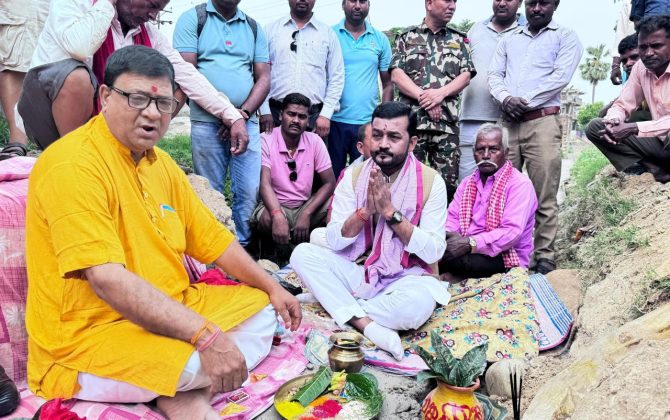 अब जल निकासी प्रणालीमा सुधार हुने बताउनु भएको छ । आज वीरगञ्ज महानगरपालिका–२१ स्थित परवानीपुरदेखि पटेलनगर जाने सडक खण्डमा नाला तथा ढलान निर्माण कार्यको शिलान्यास