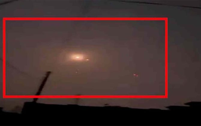 पाकिस्तान र भारतबीच लडाइँ तीव्र बनेको छ । विहीबार बेलुकीदेखि दुवै देशका सेनाले एकअर्काको भूमिमा मिसाइल प्रहार गरेका छन् । आक्रमण तीव्र भएपछि आईपीएलको खेल समेत स्थगित