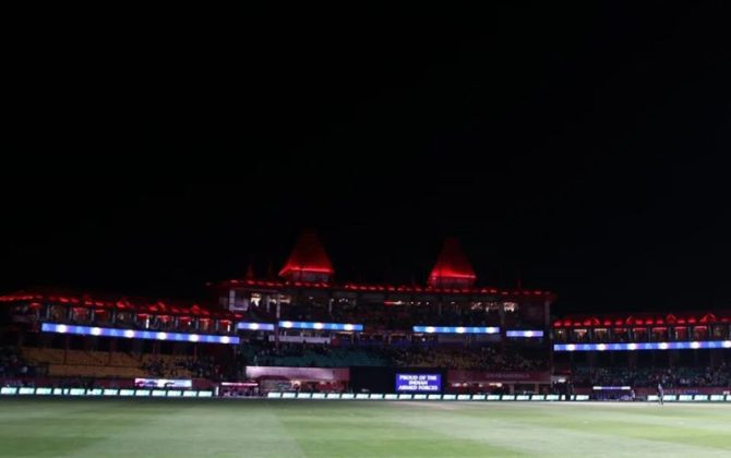 काठमाडौं । भारतमा जारी इन्डियन प्रिमियर लिग आईपीएल क्रिकेट २०२५ को सिजन रोकिएको छ । पाकिस्तानसँग बढ्दो तनावका बीच बीसीसीआईले आईपीएल स्थगित गर्ने निर्णय गरेको हो । यसअघि बिहीबार हिमाञ्चल प्रदेशको धर्मशालामा पञ्जाब र दिल्लीबीचको खेल बीचमै रोकिएको थियो । त्यसपछि खेलाडी, टिमका सदस्य र अफिसियलहरूलाई सुरक्षित स्थानमा सारिएको थियो ।