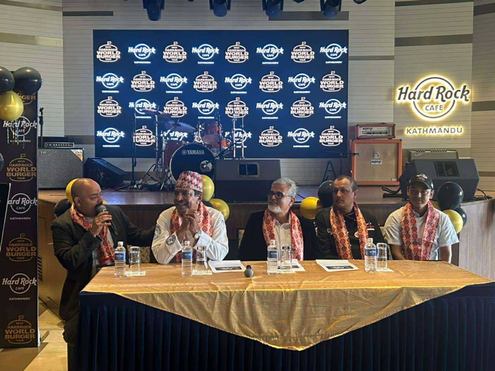 हार्ड रक क्याफे काठमाडौंले ५४ औँ जन्मोत्सवमा गर्यो छोयला बर्गर लन्च