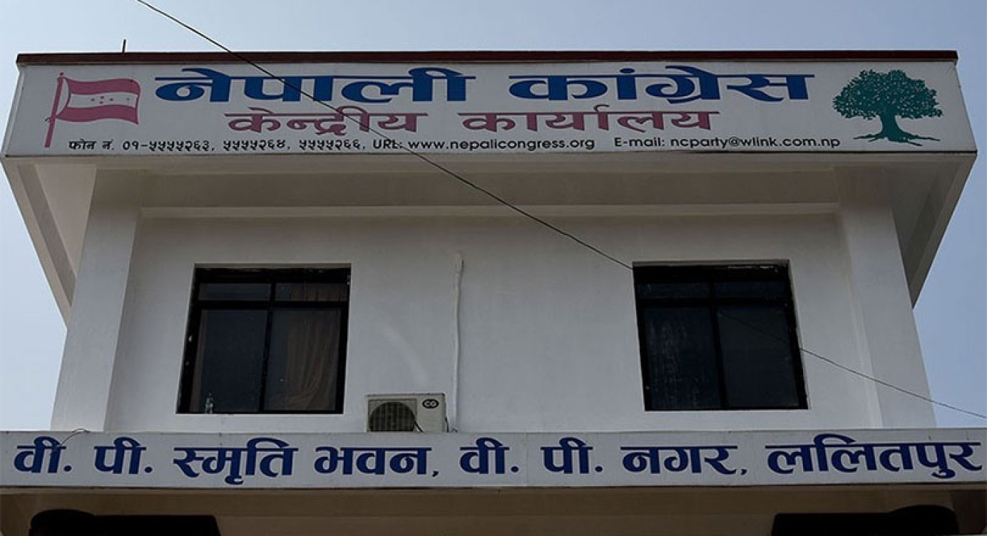 काठमाडौँ । नेपाली कांग्रेसको केन्द्रीय समितिको बैठक सोमबार शुरु हुँदैछ। बैठक दिउँसो १ बजे केन्द्रीय कार्यालय सानेपामा शुरु हुनेछ। दुई–दुई महिनामा बस्नुपर्ने केन्द्रीय समितिको बैठक ९ महिनापछि बस्न लागेको हो। आइतबार बिहान सभापति शेरबहादुर देउवा निवासमा बसेको पदाधिकारी तथा पूर्वपदाधिकारीहरूको बैठकले बैठकका लागि ६ एजेण्डा तय गरेको कांग्रेस केन्द्रीय कार्यालयका मुख्यसचिव कृष्णप्रसाद पौडेलले जानकारी दिए। उनका अनुसार बैठकमा भातृ संस्थाको म्याद थप, सरकारको समीक्षा, क्रियाशील सदस्यता वितरण, समसामयिक राजनीति लगायत विषयमा छलफल गर्ने एजेण्डा छ । पार्टीको१०० दिने अभियानमा खटिएका प्रतिनिधिको रिपोर्ट पेश हुनेछ। पार्टीबाट प्रदेशमा सरकारमा गएका मन्त्रीहरूले आ-आफ्नो मन्त्रालयले गरेका कामको जानकारी पनि दिनेछन्।