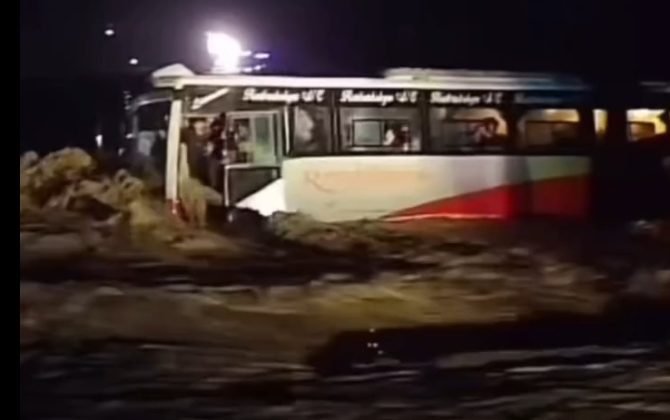 बर्दिया जाँदै गरेको बस विनयी खोलाले बगायो