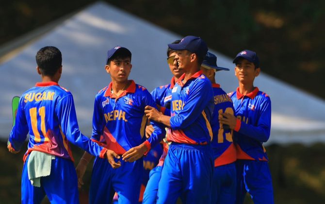 नेपाल एसिसी यु-१६ इस्ट जोन कपको उपाधि जित्न सफल भएको छ।‌ सिंगापुरलाई २ विकेटले हराउँदै नेपाल अपराजित रहँदै च्याम्पियन बनेको हो। जितको लागि १ सय १४ रनको लक्ष्य नेपालले २९ ओभरमा ८ विकेट गुमाउँदै पुरा गर्यो। ओपनर परिमार्जन यादव १३ रनमा र शिवांश बजागाई २० रनमा आउट भए। लगतै रौनक श्रीवास्तव रन नजोडी आउट भए। तीन विकेटको नोक्सानीमा नेपालले ४० रन जोड्यो। चौथो विकेटको रूपमा प्रसिद्ध जैशी १७ रनमा र सुगम बुढाथोकी १ रनमा आउट भए। कुनै पनि समय नरपालले साझेदारी बनाउन सकेन्। शुभम खनाल १९ रनमा, सचिन णट्ट १ रनमा र विपिन प्रसाद शर्मा शुन्य रनमा आउट हुँदा नेपाल दबाबमा आयो। ९२ रन जोड्दा ८ विकेट गुमाएको थियो। तर यसपछि जोय थापा अविजित २४ र अभय ुादव अविजित १० रनमा रहँदै नेपाललाई २ विकेटको जित दिलाउन सफल रहे। बलिङमा कापिस भेन्कटरमन विकेट लिङदस युभान पाण्डेले २ विकेट लिए। यसअघि मलेसियाको युकेएम ओभलमा टस जितेर पहिले ब्याटिङ रोजेको सिंगापुरले नेपालको कसिलो बलिङको सामू ४०.५ ओभरमा अल आउट भएको थियो । सिंगापुरका रोहन अस्टिनले ८४ बलको सामना गर्दै सर्वाधिक २३ रन बनाए । कप्तान रियान नायकले ११ बलमा ३ चौकाको सहयोगमा १५ रन जोडे । वेदान्स गुप्ता १२ रनमा अविजित रहँदा आकाश तेजा १० रनमा आउट भए । सिंगापुरका अन्य ब्याटरले दोहोरो अंकमा रन जोड्न सकेनन् । नेपालका सुशील बहादुर रावल र अभय यादवले समान ३, शुभम खनालले २ तथा कप्तान विपिन प्रसाद शर्माले समान १ विकेट लिए । घरेलु टोली मलेसियालाई हराउँदै नेपालले फाइनल पुगेको थियो। सिंगापुरले सेमिफाइनलमा हङकङलाई पराजित गरेको थियो । नेपाल र सिंगापुर एकै समूहमा थिए । समूह चरणमा नेपालले सिंगापरलाई ६ विकेटले पराजित गरेको थियो । गत संस्करणको फाइनलमा मलेसियालाई २ सय २१ रनले हराउँदै नेपाल च्याम्पियन भएको थियो ।