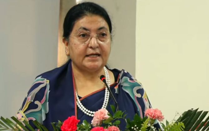 पत्रकार सम्मेलन गर्दै पूर्वराष्ट्रपति भण्डारी