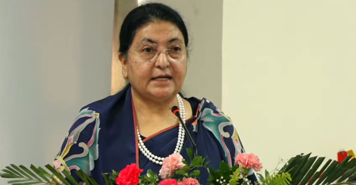 पत्रकार सम्मेलन गर्दै पूर्वराष्ट्रपति भण्डारी