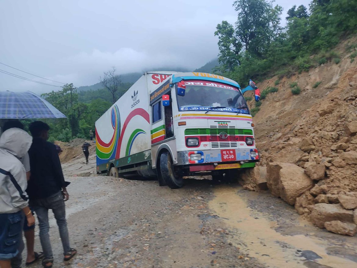दाउन्नेमा सडम भासियो ,सवारी आवागमन पुर्ण रुपमा ठप्प