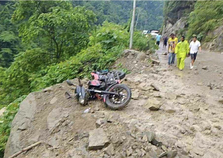 सिद्धबाबामा खसेको पहिरोले लियो श्रीमानको ज्यान श्रीमती घाइते