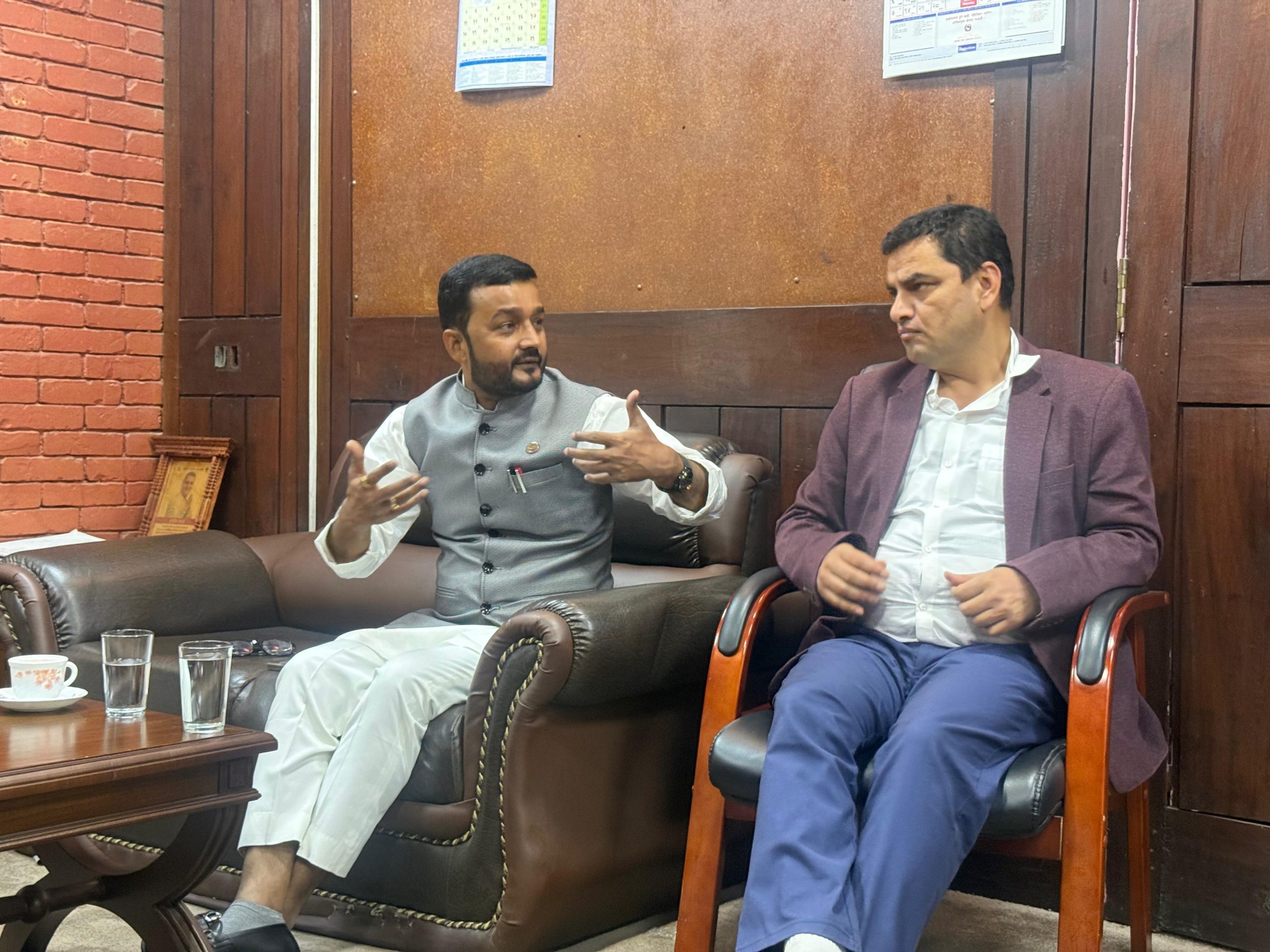 खानेपानीमन्त्री यादव र स्वास्थमन्त्री पौडेलबीच छलफल