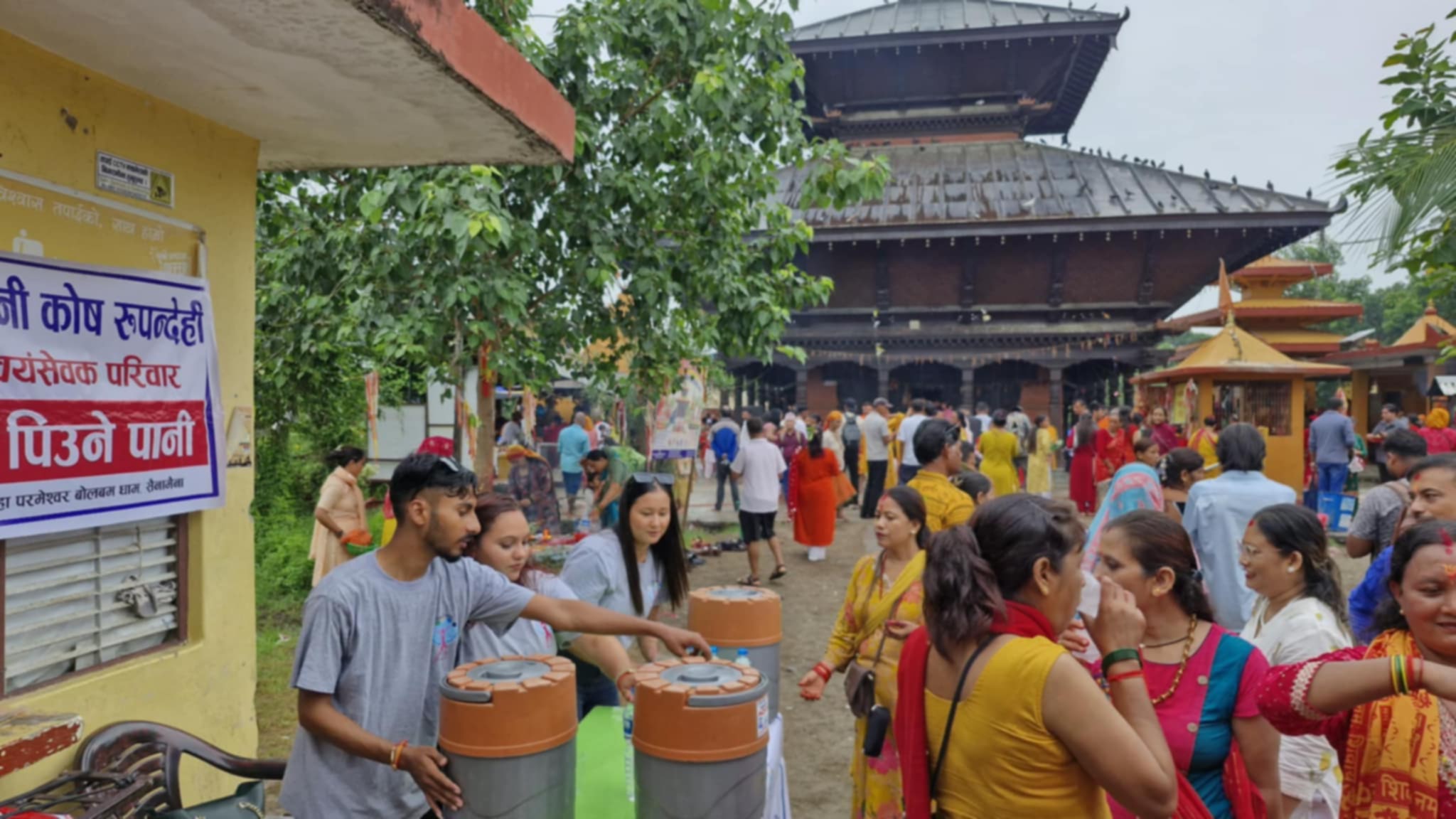 हिमानी ट्रस्ट रुपन्देही स्वयंसेवी परिवारले गर्यो चिसो पिउने पानी वितरण
