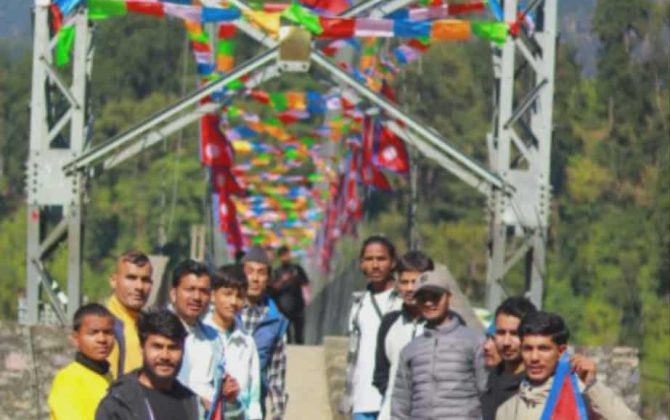 नविन विष्टको नेतृत्वमा राष्ट्रिय झण्डाले सजियो आलिताल स्थित मेरो झोलुङ्गे पुल