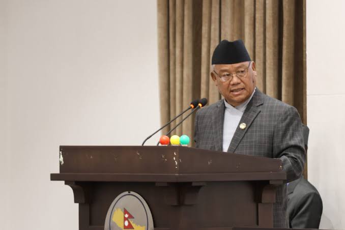 शनिबार प्रधानमन्त्री तथा मन्त्रिपरिषद्को कार्यालयमा प्रधानमन्त्रीसँगको भेटपछि सञ्चारकर्मीहरूसँग कुरा गर्दै उनले प्रभावित क्षेत्रको पछिल्लो अवस्थाबारे जानकारी गराएका हुन् ।